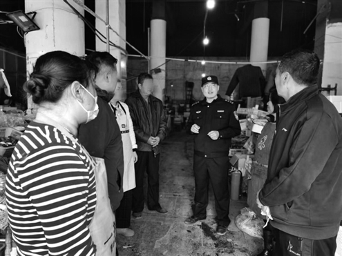 智远派出所民警韩鲁楠在走访了解情况